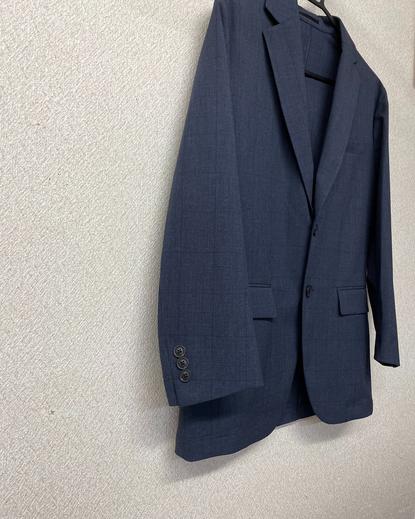 紳士服の上着、ジャケットの袖丈カットさせて頂きました。