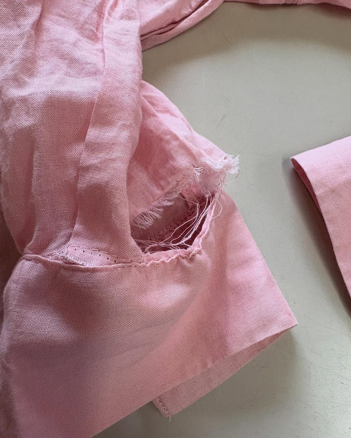 ぎゃー、服が破れちゃった！😭