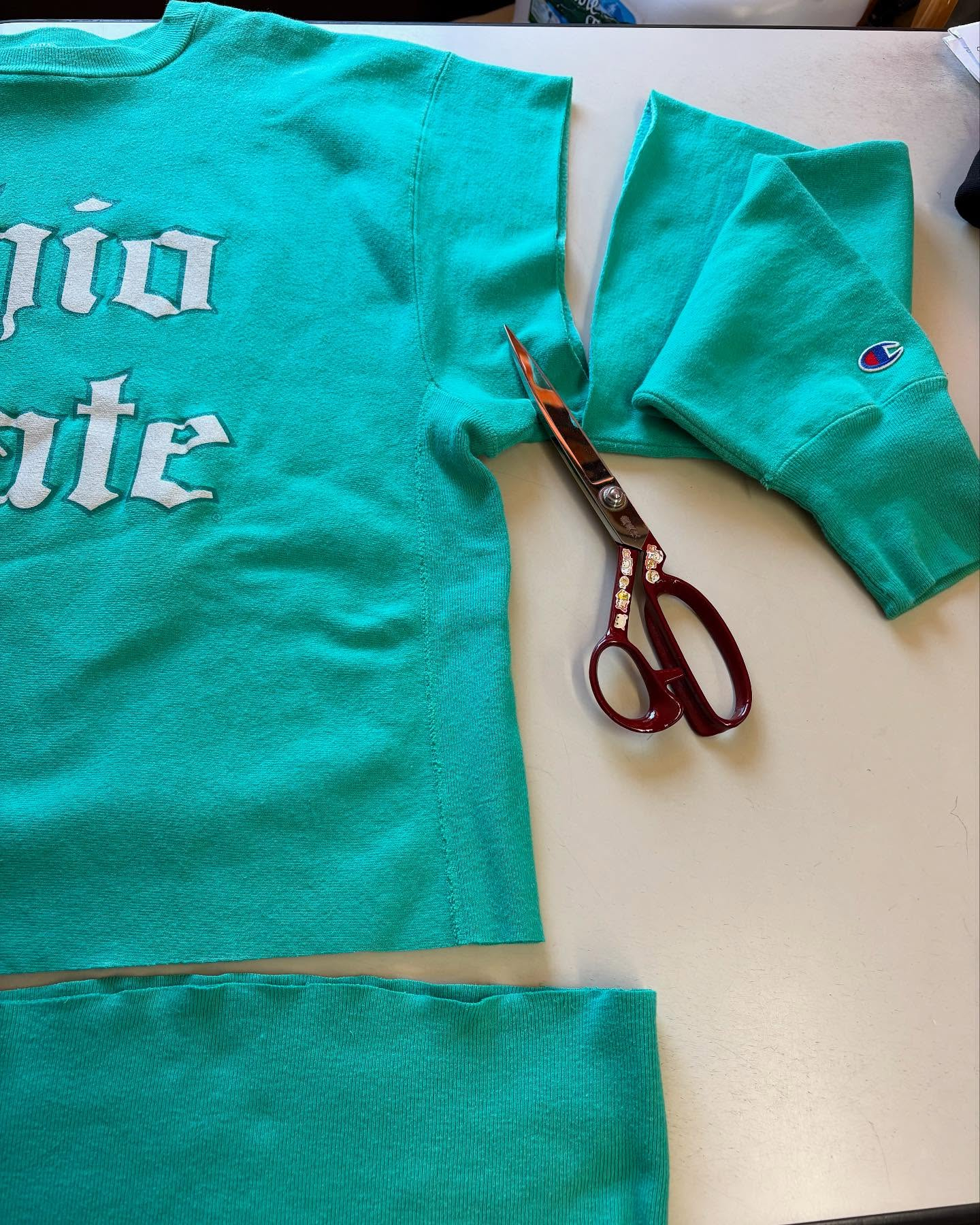 トレーナーのサイズダウン✂️🧵
