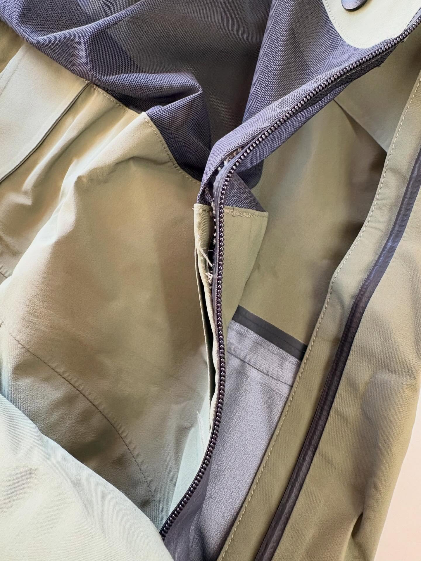 ウィンタースポーツウェアのお直し⛷️🏂